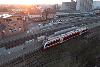 Pociąg przy peronie w Grodzisku Wielkopolskim, fot. Łukasz Bryłkowski
