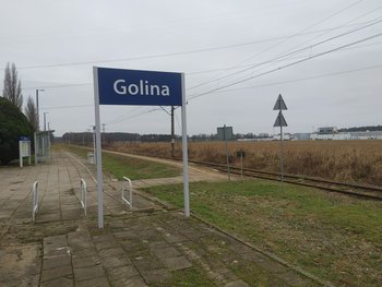 Tablica z nazwą przystanku Golina, stojaki rowerowe, tor i sieć trakcyjna_fot.Radek Śledziński