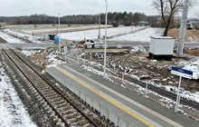 Wykonawcy na budowie przystanku w Aleksandrowie, widać przejazd kolejowo-drogowy, nowy peron, tablicę informacyjną, tory, fot. P. Mieszkowski, A.Lewandowski (1)