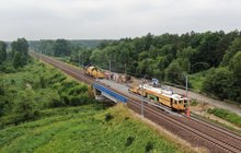 Podbijarka torowa pracuje na moście kolejowym na CMK - widok z góry, fot. Paweł Chamera