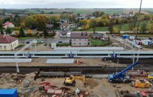 3 Czyżew prace na budowie przejścia pod torami jedzie pociąg fot Artur Lewandowski PKP Polskie Linie Kolejowe SA
