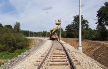 Budowa łącznicy w Kalwarii Zebrzydowskiej - wykonywane są prace na torach i przy budowie sieci trakcyjnej, widać pracowników i maszyny, fot. Stanisław Wróbel (7)