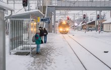 Nowy Targ - na stację wjeżdża pociąg, na peronie oczekują podróżni, fot. Łukasz Hachuła