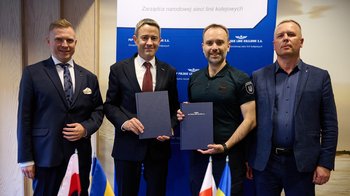 Przedstawiciele kolei kolei polskich i ukraińskich podczas podpisywania porozumienia