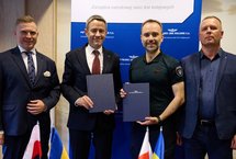 Przedstawiciele kolei kolei polskich i ukraińskich podczas podpisywania porozumienia