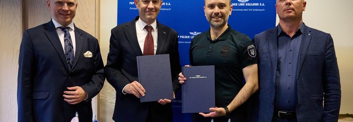Przedstawiciele kolei kolei polskich i ukraińskich podczas podpisywania porozumienia