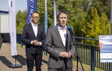 Prezes PLK Piotr Wyborski wypowiada się podczas briefingu na przystanku Warszawa Ursus Północny, fot. Łukasz Bryłowski