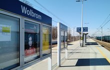 Stacja Wolbrom - nowy peron i tablice informacyjne, widać pociąg towarowy, fot. Paulina Wachowicz 