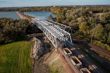 Nowy most nad Wisłą między Goczałkowicami Zdrojem a Czechowicami, na moście pociąg, fot. Łukasz Hachuła