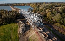 Nowy most nad Wisłą między Goczałkowicami Zdrojem a Czechowicami, na moście pociąg, fot. Łukasz Hachuła