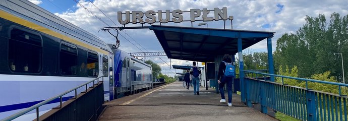 Pasażerowie wchodzą na peron przystanku Warszawa Ursus Pólnocny, fot. Anna Znajewska-Pawluk