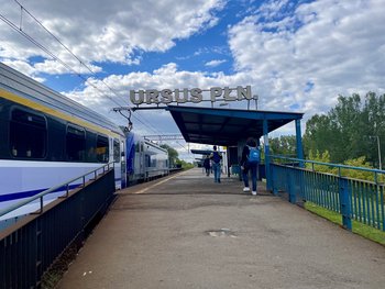 Pasażerowie wchodzą na peron przystanku Warszawa Ursus Pólnocny, fot. Anna Znajewska-Pawluk