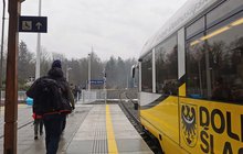 Przystanek Jedlina-Zdrój. Widać pociąg na stacji, turystów na peronie oraz drogowskaz dla osób z ograniczoną możliwością poruszania się. Fot. M. Pabiańska
