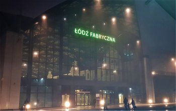 Pasażerowie wchodzą do Dworca Łódź Fabryczna. Na fasadzie dworca nowy szyld ledowy świecący na zielono. Fot. Janusz Rau
