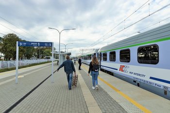 Podróżni oraz pociąg na stacji w Małkini.