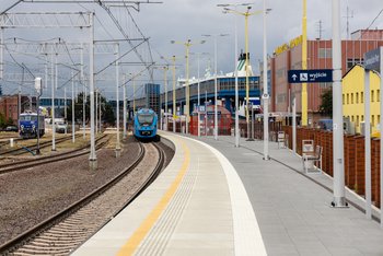 Pociąg na przystanku Świnoujście Port SiB peron Świnoujście Port-24.06.2021, Fot. Robert Stachnik. Źródło PKP Polskie Linie Kolejowe S.A