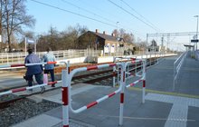 Stacja Sławków, podróżni przechodzą przez tory, przejście jest zabezpieczone, widać nowe perony w stacji, fot. Katarzyna Głowacka