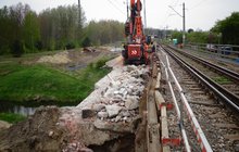 Wzmacnianie konstrukcji mostu nad Drwęcą. cięzki sprzęt i tor_fot. Andrzej Puzewicz