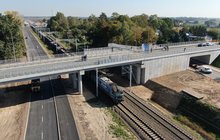 Pociąg pod wiaduktem drogowym w Czyżewie widok z drona fot Artur Lewandowski PKP Polskie Linie Kolejowe SA