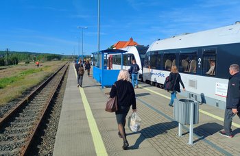 Pociąg przy peronie i podróżni na stacji Somonino. fot. Przemysław Zieliński PLK