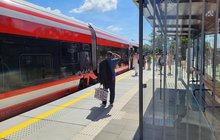 Pociąg przy zmodernizowanym peronie w Grodzisku Wielkopolskim, po prawej wiata, w tle podróżni_fot.Radek Śledziński