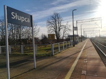 Tablica z nazwą stacji na peronie w Słupcy, fot. Radek Śledziński