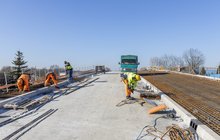 Wiadukt_Skierniewice budowa konstrukcji nad torami betonowanie pracownicy maszyny, Fot. Łukasz Bryłowski