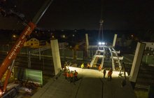 Nocny montaż wiaduktu w Pruszkowie, wykonawcy przy montażu konstrukcji, fot. Ł.Bryłowski (1)