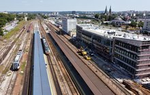 Pociąg regionalny oczekuje na odjazd z peronu 3 stacji Kielce, fot. Piotr Hamarnik