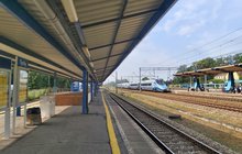 Stacja Tychy, pociąg wjeżdża na peron, pod wiatą tablica informacyjna, fot. Katarzyna Głowacka