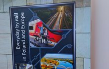 Plakat prezentujący inwestycje PLK - most na Bugu, wyremontowane perony. Autor Marta Kaczorowska