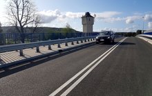 Samochód przejeżdża wiaduktem w Krzeszowicach, fot. Piotr Hamarnik