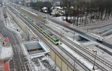 Skrzyżowanie bezkolizyjne w Kobyłce, widać pociąg, jezdnię i ścieżkę rowerową w tunelu pod torami, fot. A.Lewandowski, P.Mieszkowski