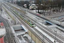 Skrzyżowanie bezkolizyjne w Kobyłce, widać pociąg, jezdnię i ścieżkę rowerową w tunelu pod torami, fot. A.Lewandowski, P.Mieszkowski