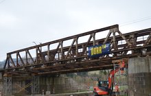Szlak Marciszów - Sędzisław. Wykonawca przygotowuje most do podniesienia w celu wykonania wzmocnienia. Fot. M. Pabiańska. 04.2025