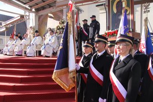 Ołtarz polowy na Jasnej Górze, obok poczt sztandarowy PLK. fot.: M. Moczulski