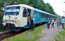 Pociąg przy peronie przystanku Łysomice oraz podróżni. Fot. Przemysław Zieliński