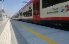 Pociąg przy zmodernizowanym peronie Solec Wielkopolski, fot. Radek Śledziński