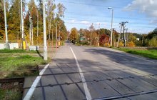 Przejazd kolejowo-drogowy, Andrespol, ul. Brzezińska przecina 4 tory na trasie Łódź - Koluszki, fot. PLK