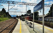 Stacja Andrychów, nowy peron - podróżni wsiadają do pociągów, fot. Anna Zając