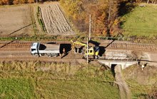 Stróże - Grybów - wymiana podsypki tłuczniowej na obiektach, fot. Krzysztof Dzidek