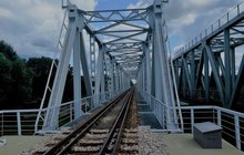Wjazd od strony Polski na normalny tor stalowego mostu kolejowego na granicy państwa z Ukrainą nad rzeką Bug w Dorohusku fot. Artur Wilk PLK