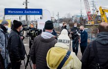 Wypowiadający się rzecznik prasowy PLK na briefingu na stacji Warszawa Zachodnia, autor Łukasz Hachuła, 24.03.2021 r.