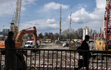 Widok na prace na stacji Warszawa Zachodnia i sylwetki podróżnych, fot. Izabela Miernikiewicz