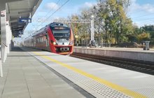 Pociąg przy nowym peronie we Wronkach, fot. Radek Śledziński