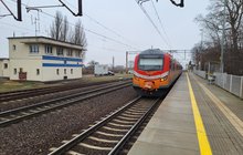 Pociąg przy peronie w Trzemeszniem po lewej dawna nastawnia_fot.Radek Śledziński