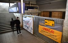 Podróżni przed banerem na stacji Warszawa Zachodnia o organizacji ruchu, fot. Martyn Janduła