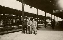 Zdjęcie trzech mężczyzn na peronie stacji Allenstein_fot. z książki Allenstein in 144 Bildern