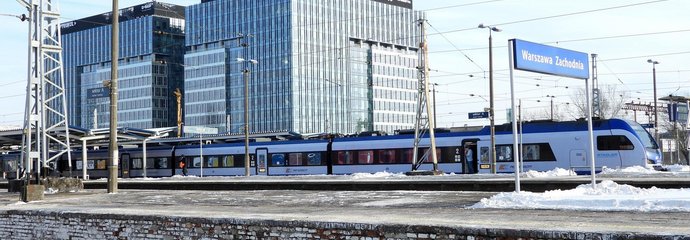 Perony i pociąg na stacji Warszawa Zachodnia.