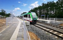 Przystanek Mordy Miasto - pociąg przy nowym peronie fot Jan Wiewiórka PKP Polskie Linie Kolejowe SA